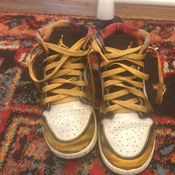 Boys Air Jordan 1 Mids; size 4Y - Picture 3 of 5